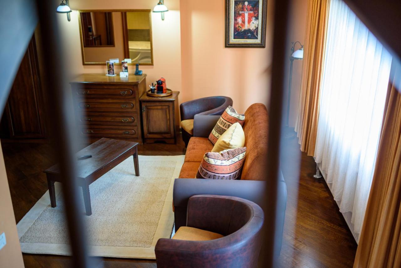 Boutique Hotel Casa Emil ポイアナ・ブラショフ エクステリア 写真